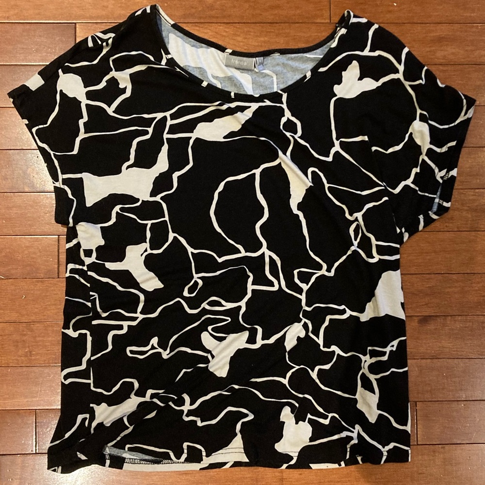Size M black and white print shirt